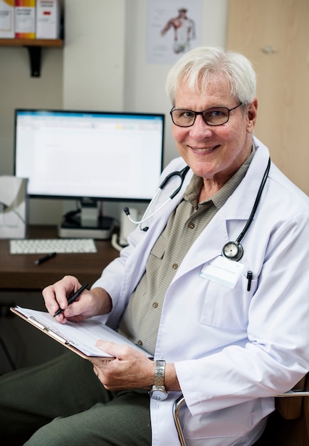 Le docteur travaille à l&#39;hôpital