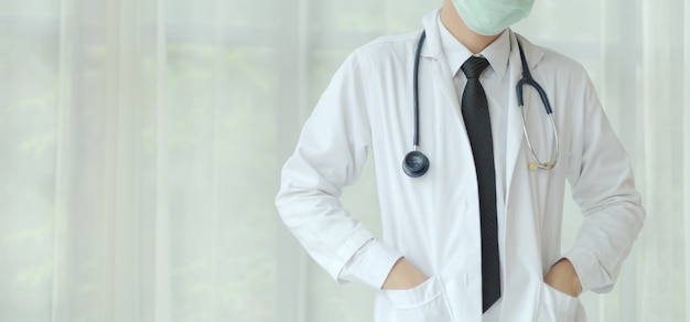 Docteur en uniforme blanc et masque médical