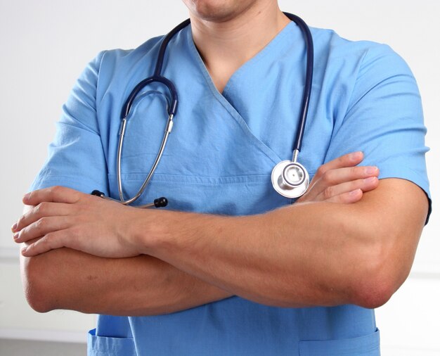 Docteur en uniforme bleu et stéthoscope.