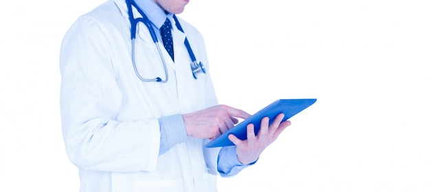 Docteur utilisant une tablette numérique