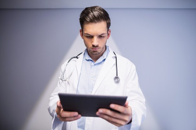 Docteur, utilisation, tablette numérique, dans, couloir