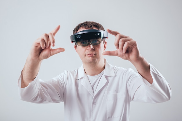 Le docteur utilise des lunettes de réalité augmentée.