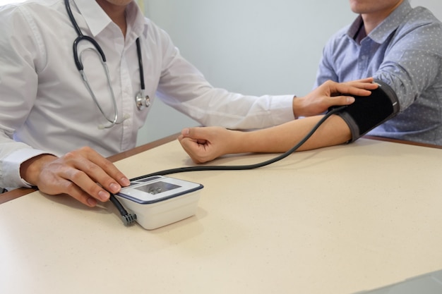 Docteur vérifiant le patient