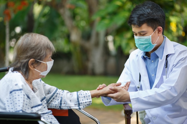 Docteur, vérification, fréquence cardiaque, pouls, patient, poignet