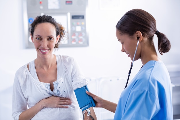 Docteur, vérification, tension artérielle, de, femme enceinte