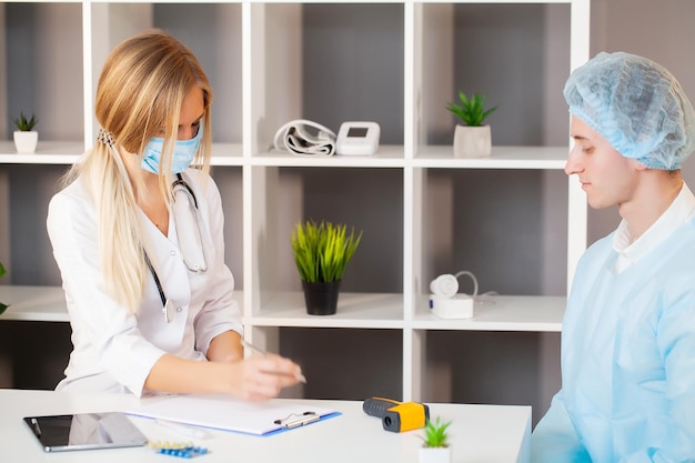 Le docteur vérifie la santé du patient dans la clinique