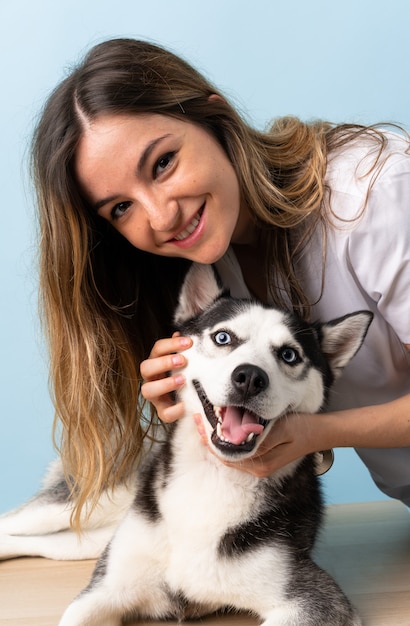 Docteur vétérinaire à la clinique vétérinaire avec chien Husky sibérien