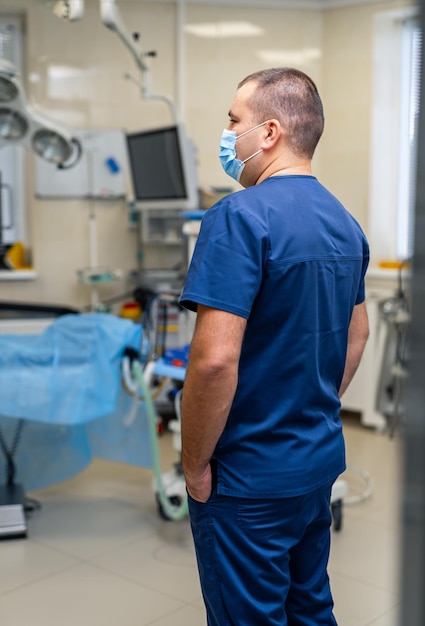 Docteur vêtu de gommages. Medic prêt pour l'opération chirurgicale. Vue de l'arrière.