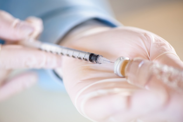 Docto remplit une seringue pour les injections d'insuline. Diabète.