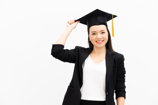 Des doctorantes portant des casquettes de graduation noires à glands jaunes sont à l'université.