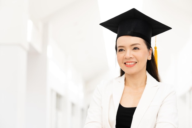 Des doctorantes portant des casquettes de graduation noires à glands jaunes sont à l'université.