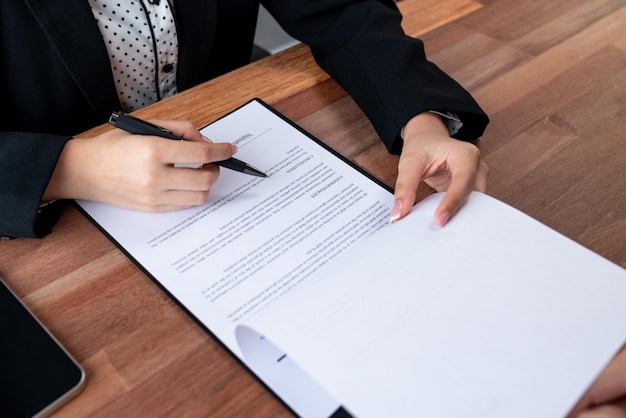 Document d'accord d'examen d'homme d'affaires avant de signer le contrat