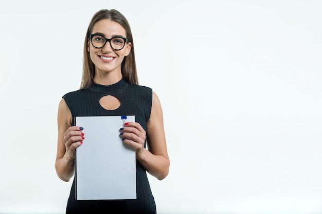 Document blanc propre de femme d'affaires