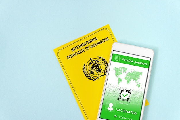 Document de certificats internationaux de vaccination avec certificat numérique COVID sur un écran de smartphone vacciné COVID19 ou concept de vaccin contre l'immunité du certificat de coronavirus