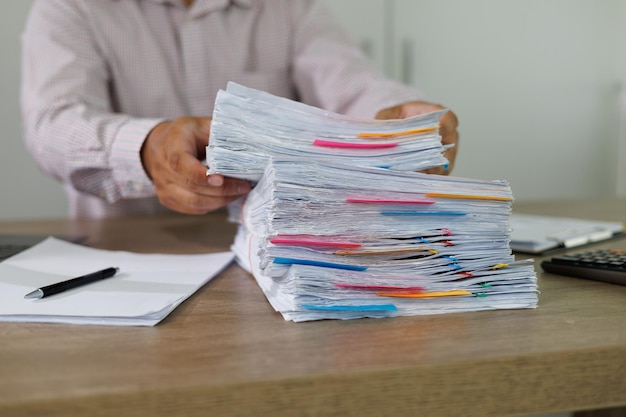 Document de concept de documents commerciaux réalisé sur des documents de dossiers au bureau de travail occupé