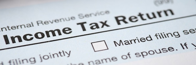 Le document avec le formulaire d'impôt sur le revenu est sur le tableau en remplissant et en soumettant des données sur le revenu et