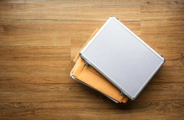 Document important papier dans une boîte de sécurité en métal sur table en bois.Gestion d'entreprise.idées de concepts de sécurité