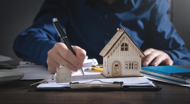 Document de signature de l'agent immobilier pour l'assurance prêt immobilier.