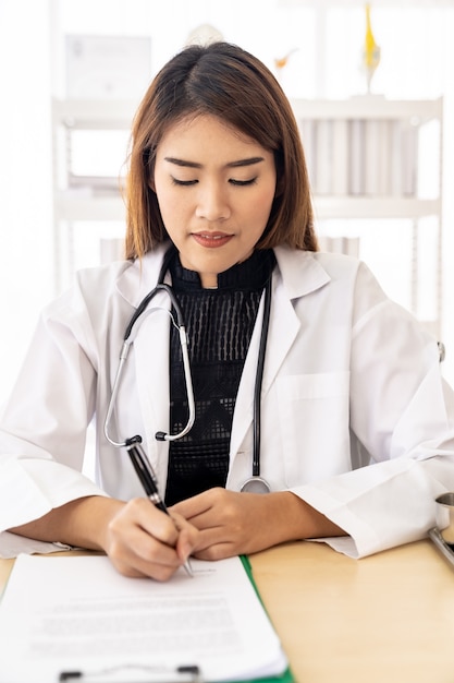 Document de signe portrait femme médecin