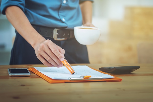 Document de travail de l&#39;homme d&#39;affaires au bureau lumière du matin.