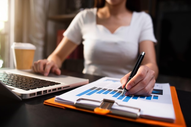 Documents commerciaux sur table de bureau avec smartphone et tablette numérique