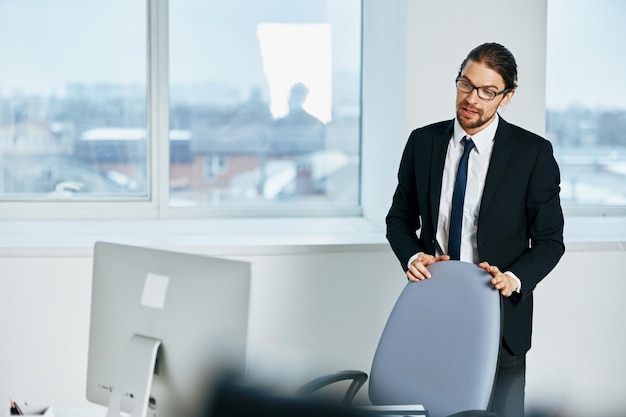 Documents de gestion masculins en main communication par l'exécutif téléphonique