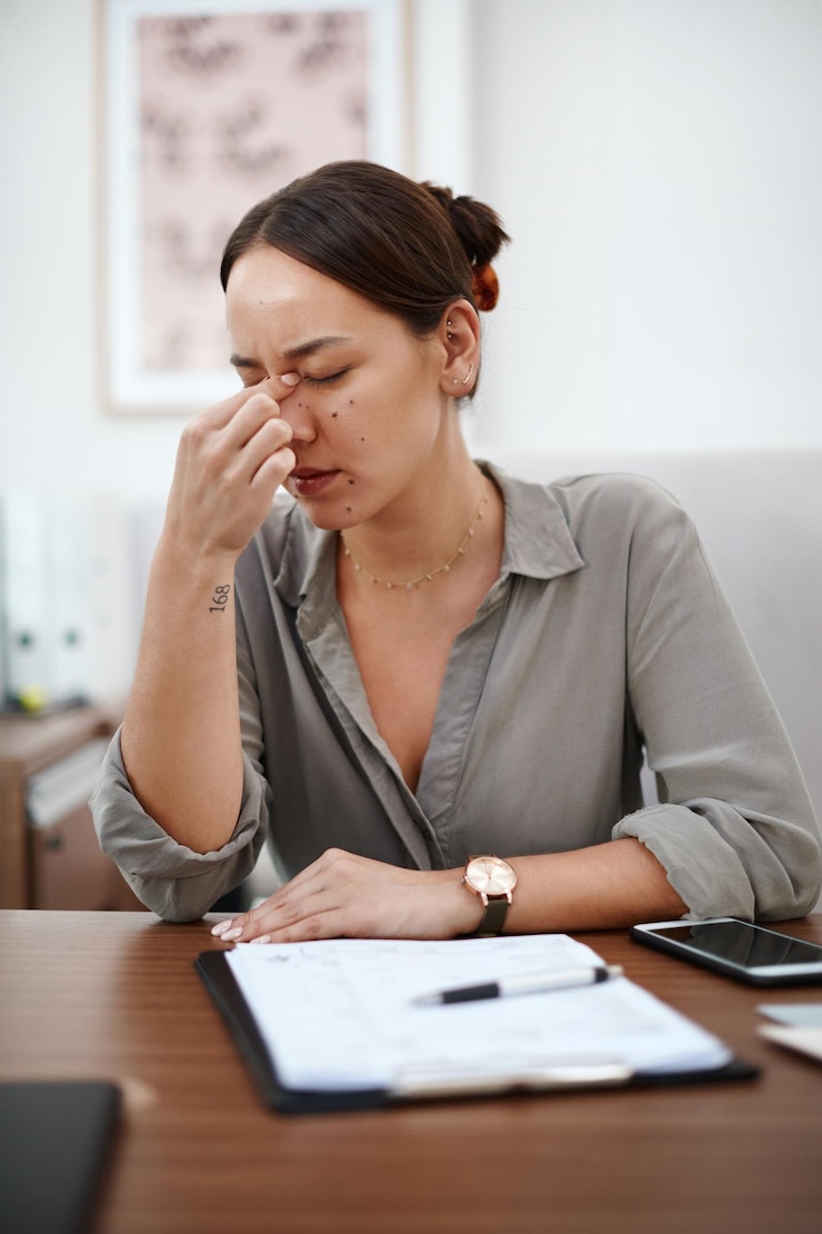 Photo documents maux de tête et femme d'affaires au bureau avec risque d'épuisement professionnel pour la santé mentale et paperasserie problème de brouillard cérébral ou douleur d'une personne ou d'un employé asiatique pour le stress de fatigue ou l'anxiété et les notes