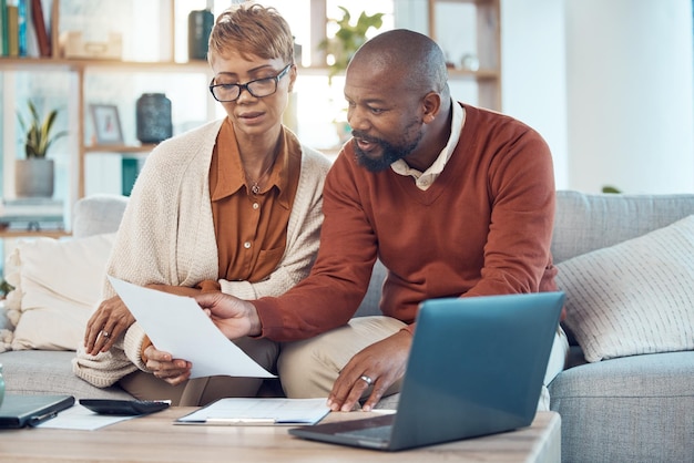 Photo documents ordinateur portable et couple travaillant sur la stratégie d'épargne budgétaire ou le paiement des factures de compte bancaire revue financière femme et homme noirs avec calculatrice pour les taxes comptables à domicile ou l'hypothèque