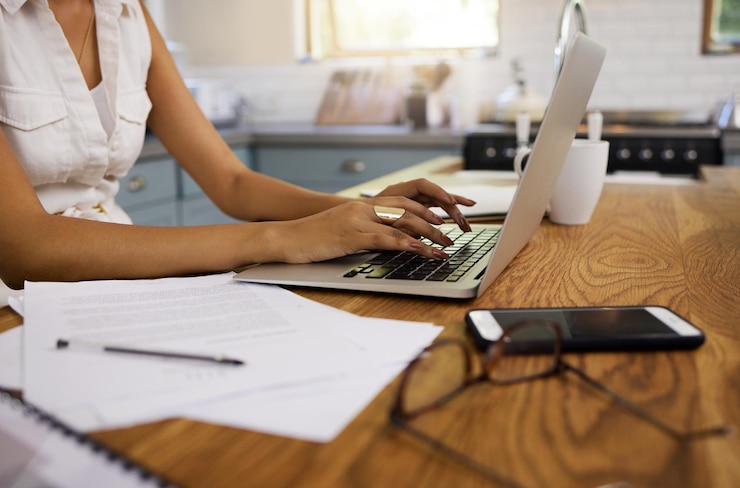 Photo documents d'ordinateur portable ou zoom des mains d'une femme d'affaires travaillant sur les réseaux de communication ou la recherche sur internet employé de publicité avec vision de planification ou innovation de marque planifiant la croissance future de l'entreprise