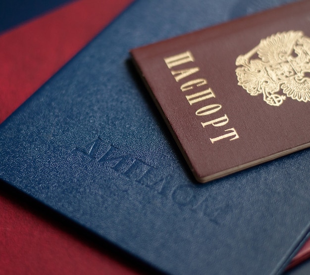 Documents passeport et diplôme russes les uns sur les autres