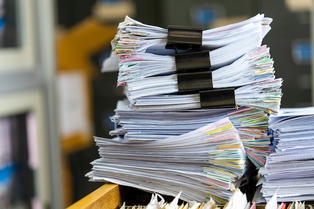 Documents réalise des fichiers papier pour la recherche d'informations sur le bureau à domicile