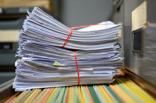 Documents recyclés placés sur le classeur du bureau