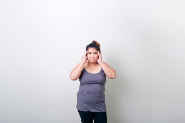 Dodue femme maux de tête dans l'exercice