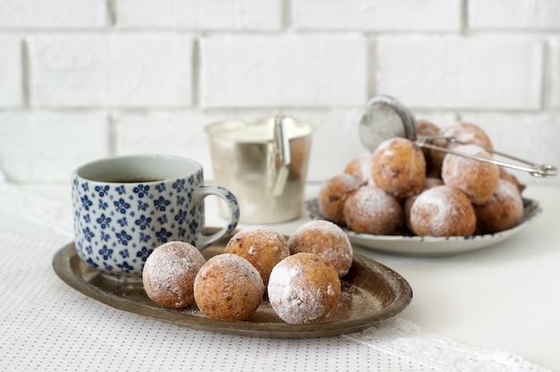 Doghnut vanille krapfen avec café. Style rustique.