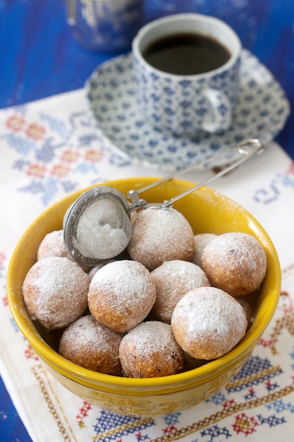 Doghnut vanille krapfen avec café. Style rustique.