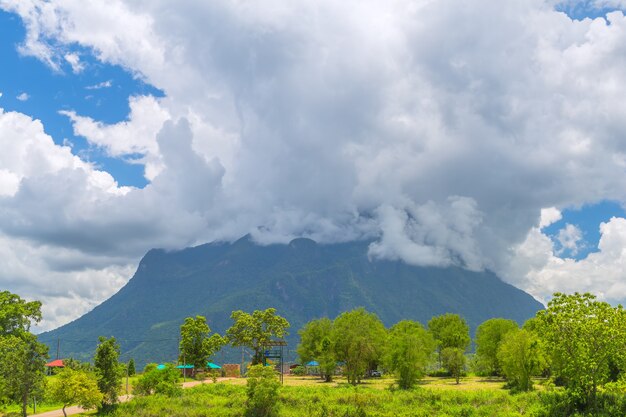 Doi Luang Chaing dao et réflexions dans l&#39;étang à Chiangmai, Thaïlande