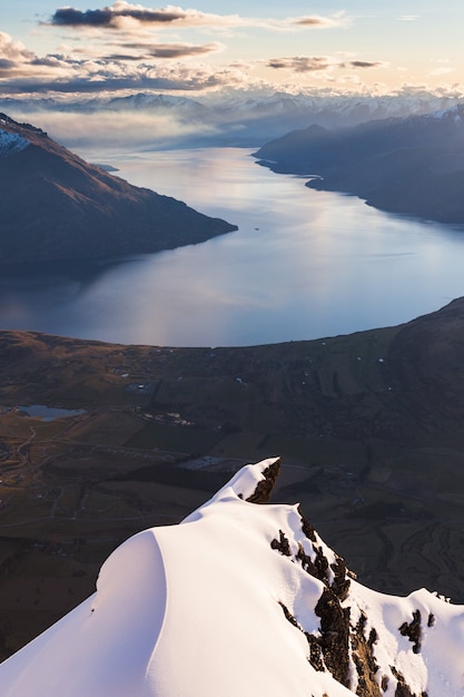 Un doigt couvert de neige rock pointe vers Queenstown et le lac Wakatipu, Queens Drive, Remarkables, Nouvelle-Zélande