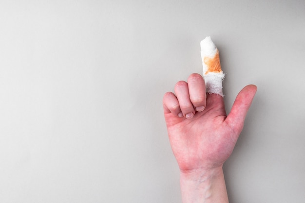 Doigt douloureux blessé avec un bandage de gaze blanche