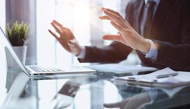 Doigt d'homme d'affaires tapant sur le clavier de l'ordinateur au bureau