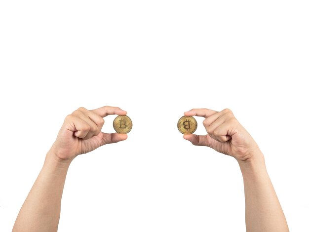 Doigt tenant le bitcoin doré blanc isolé Main garder l'argent numérique bitcoin doré