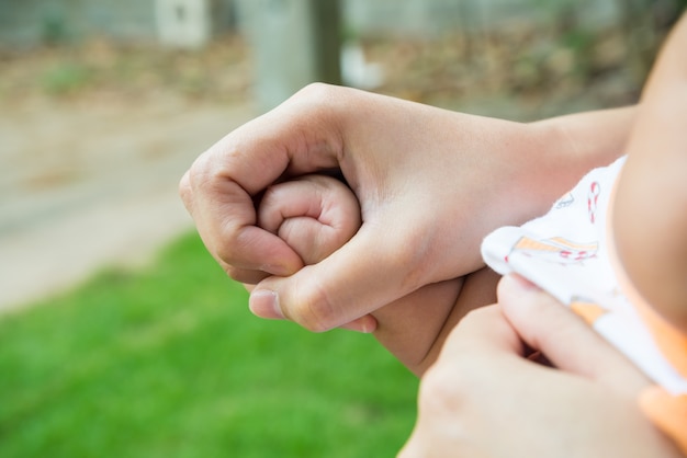 les doigts de bébé, la main