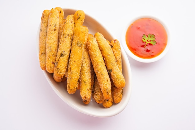 Doigts croustillants de Rava Aloo ou Bâtonnets frits de semoule de pomme de terre servis avec du ketchup