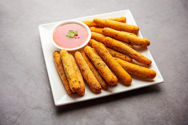 Doigts croustillants de Rava Aloo ou Bâtonnets frits de semoule de pomme de terre servis avec du ketchup