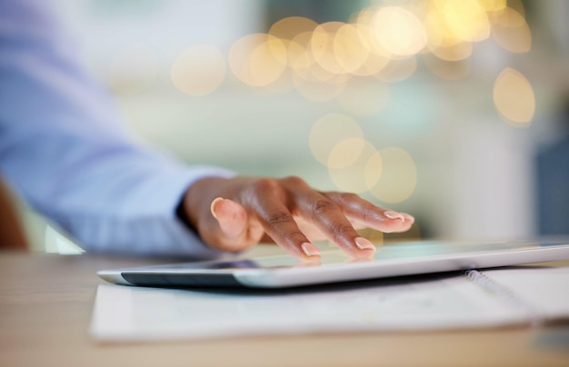 Doigts de femme noire ou tablette d'analyse de données d'épargne de croissance d'entreprise financière ou de gestion de recherche d'investissement Zoom travailleur ou employé mains sur la technologie pour l'examen du budget des finances ou l'avenir