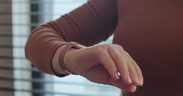 Photo les doigts des femmes font un double tap sur la montre intelligente pour l'interaction mains libres