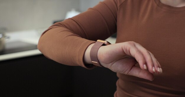 Photo les doigts des femmes font un double tap sur la montre intelligente pour l'interaction mains libres