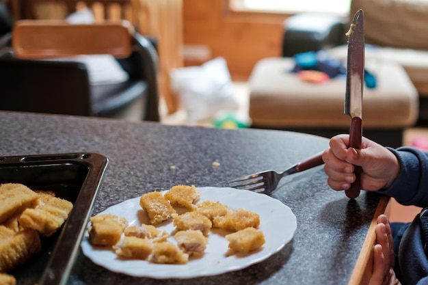 Doigts de poisson frits croustillants pour le régime des enfants