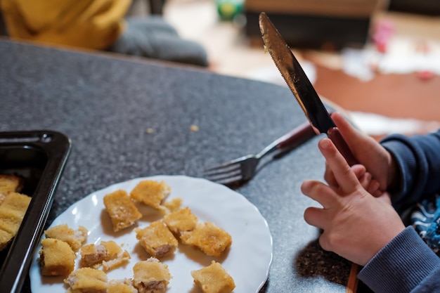 Doigts de poisson frits croustillants pour le régime des enfants