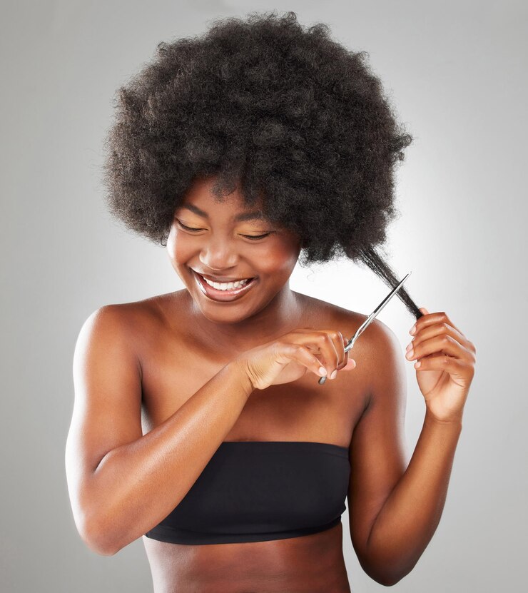 Photo dois-je vraiment le faire. plan d'une jeune femme se coupant les cheveux sur un fond gris.