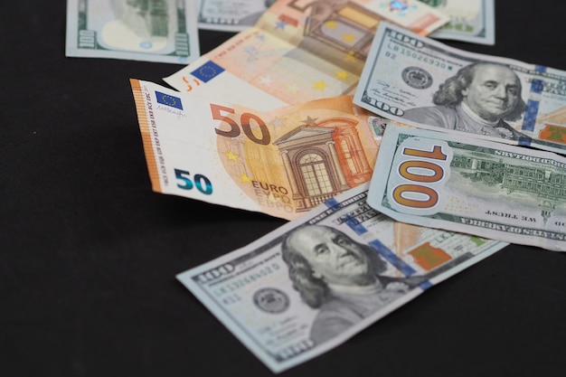 Photo le dollar et l'euro se tiennent côte à côte 50 euros et 100 dollars